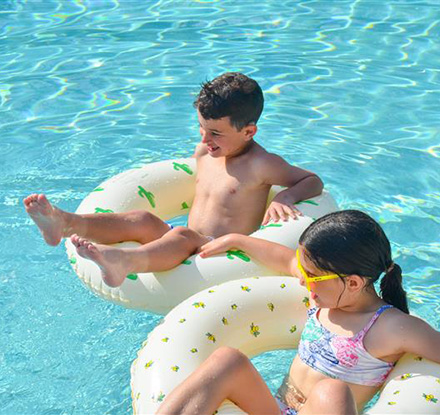 Kinds on float tubs in the pool.
