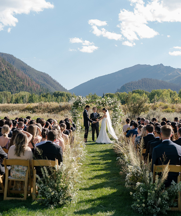 Couple with outdoor wedding cerimony. 